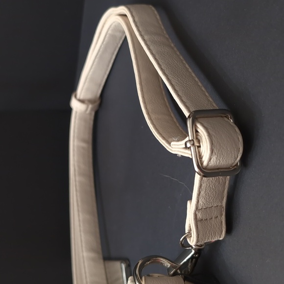 Cowgirl Trendy Women's Western Ivory Concealed Carry Crossbody Bag. - Picture 13 of 16